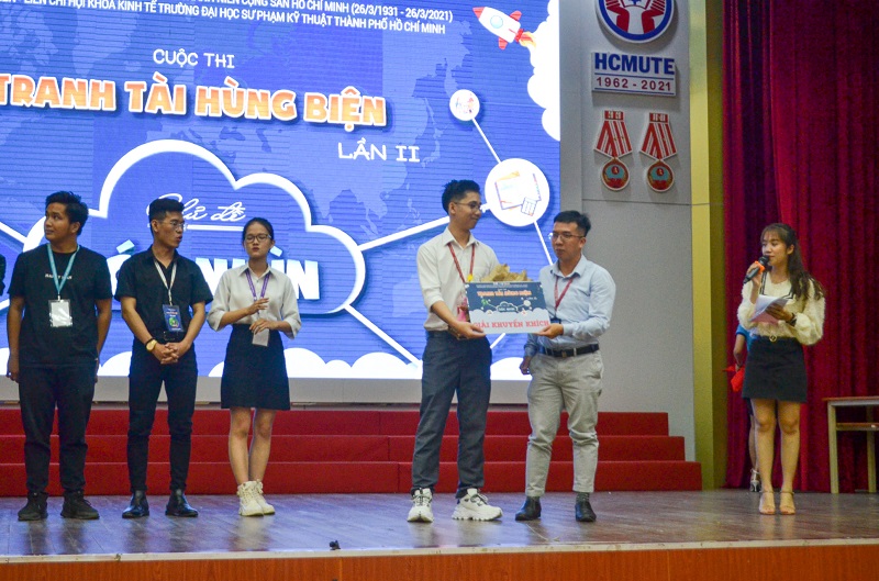 Trịnh Minh Anh đạt giải khuyến khích cuộc thi Tranh Tài Hùng Biện Lần thứ 2