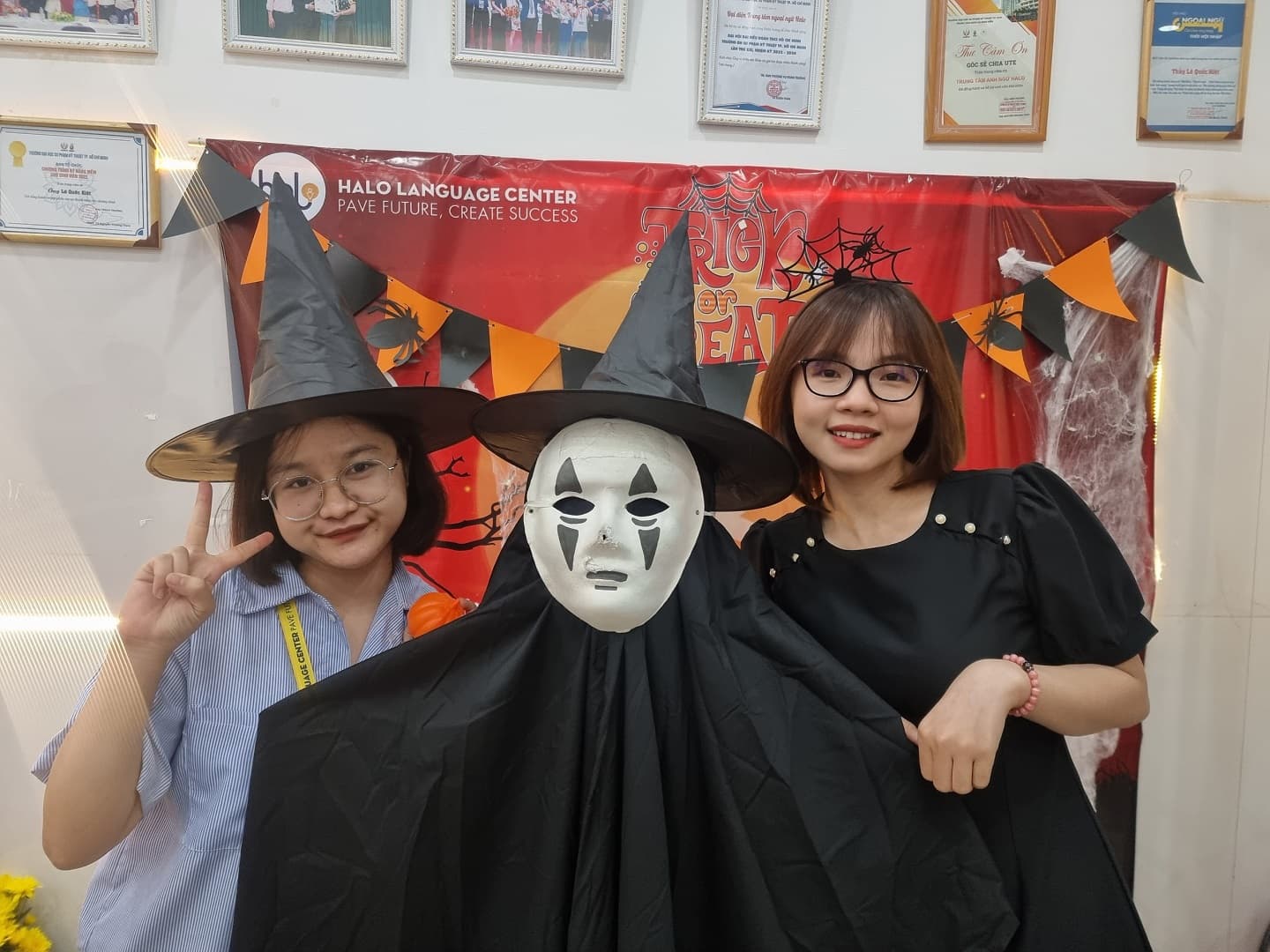 Nhân viên cùng giáo viên chụp hình cùng backdrop Halloween 2022