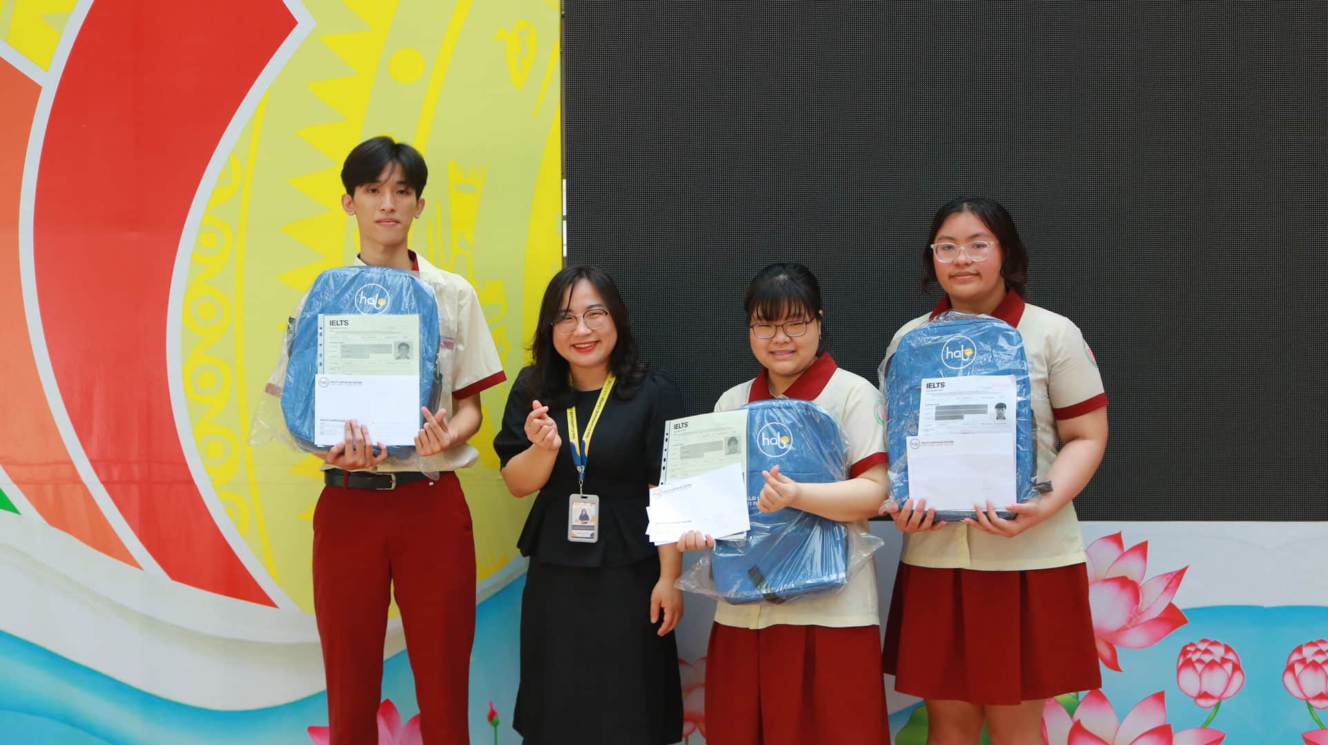 Cô Nguyễn Huỳnh Phương Thảo và 3 bạn học sinh đạt chứng chỉ IELTS