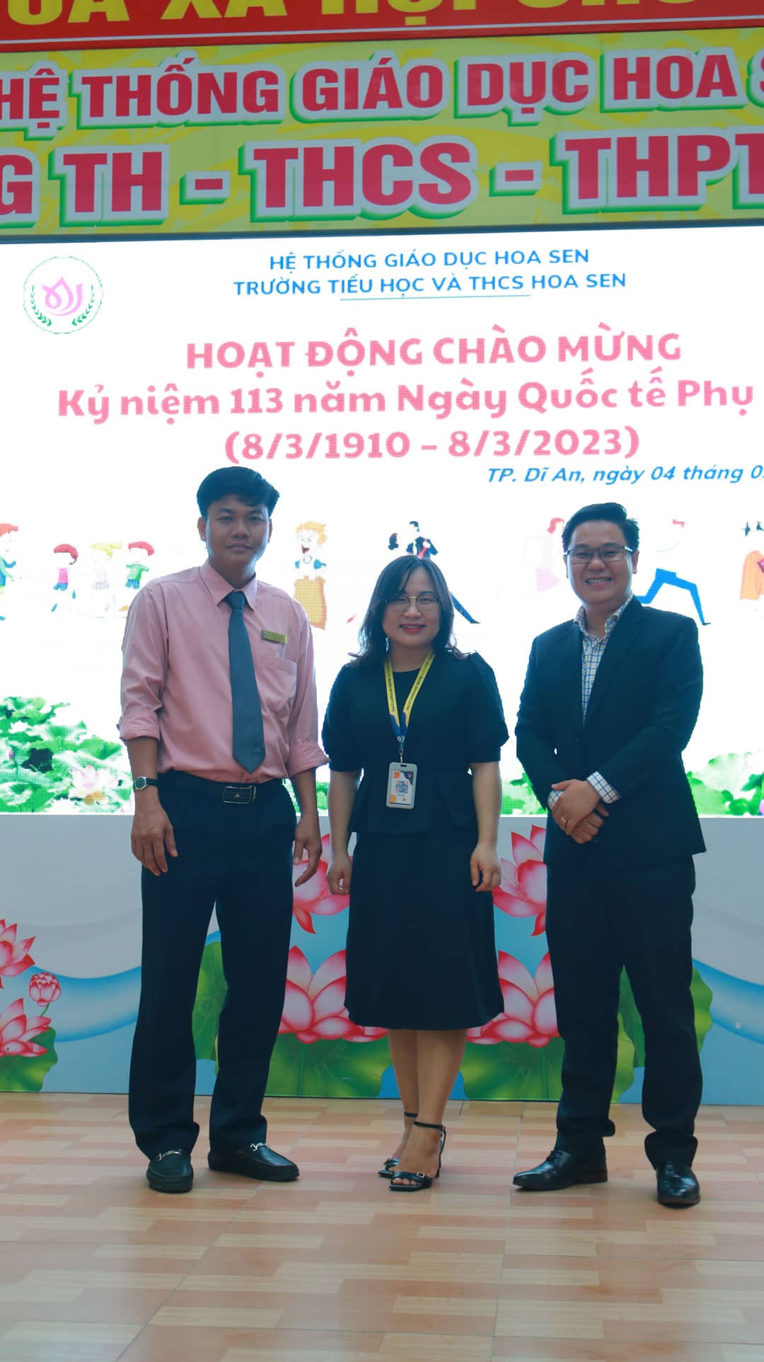 Đại diện Halo và Hoa Sen cùng cô Nguyễn Huỳnh Phương Thảo