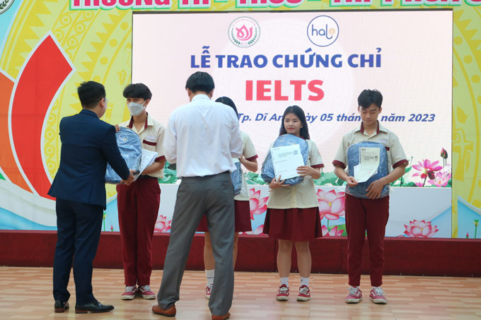 Trao chứng chỉ IELTS cho các bạn học sinh trường THCS-THPT Hoa Sen