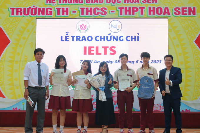 Trao chứng chỉ IELTS cho các bạn học sinh trường THCS-THPT Hoa Sen