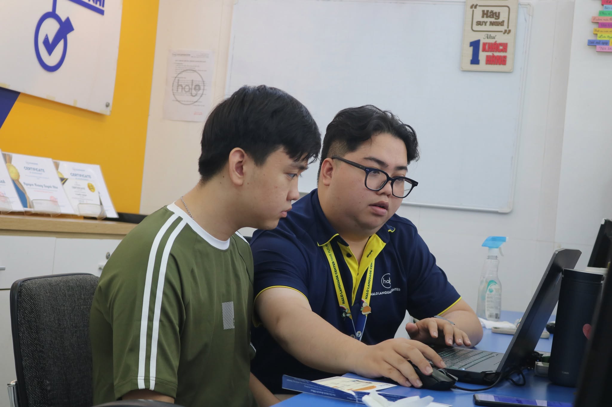anh Tấn Luân hỗ trợ Duy Khang đổi điểm anh văn đầu ra tại trường
