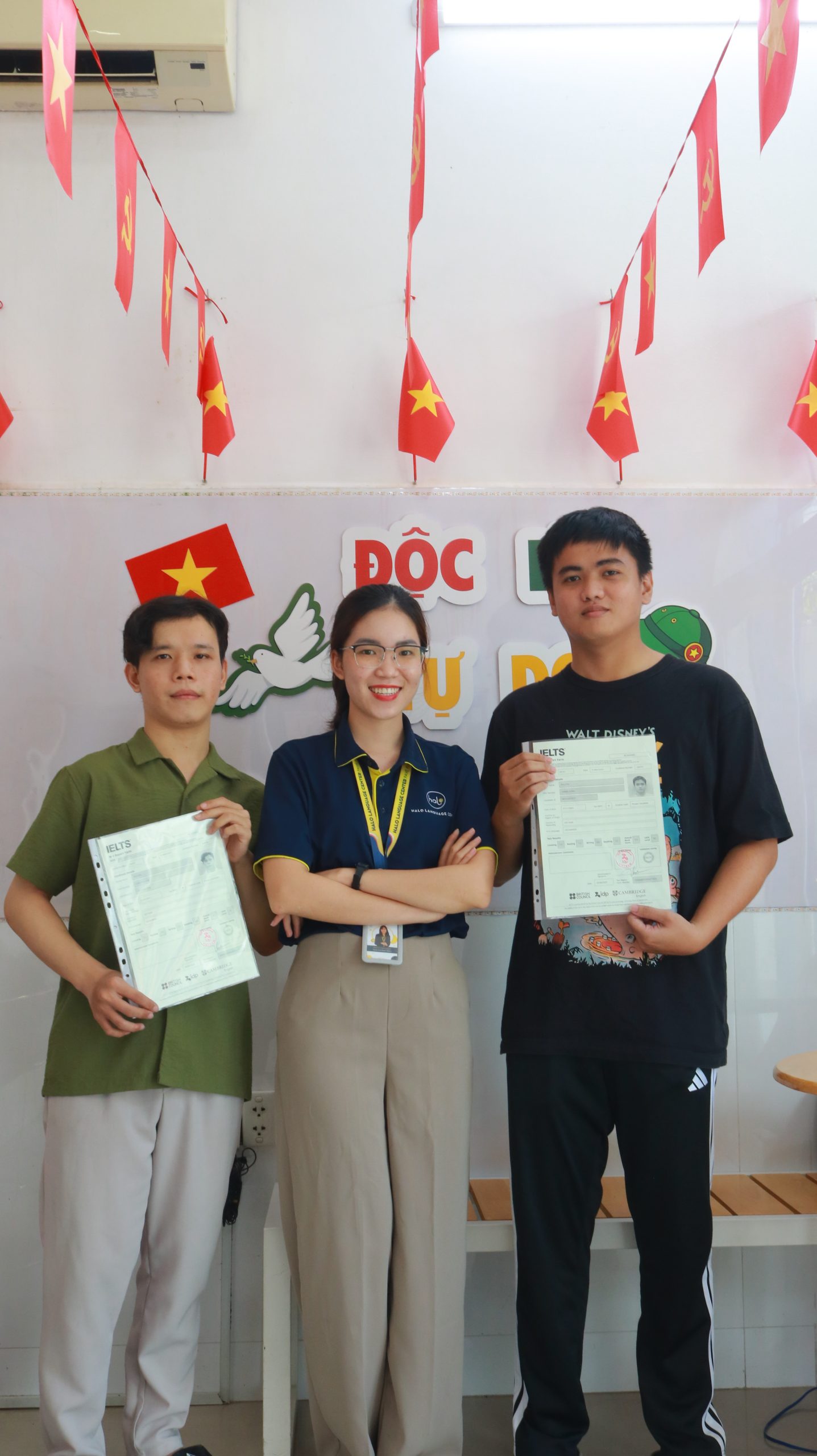 Ảnh Hưng nhận chứng chỉ IELTS tại Halo