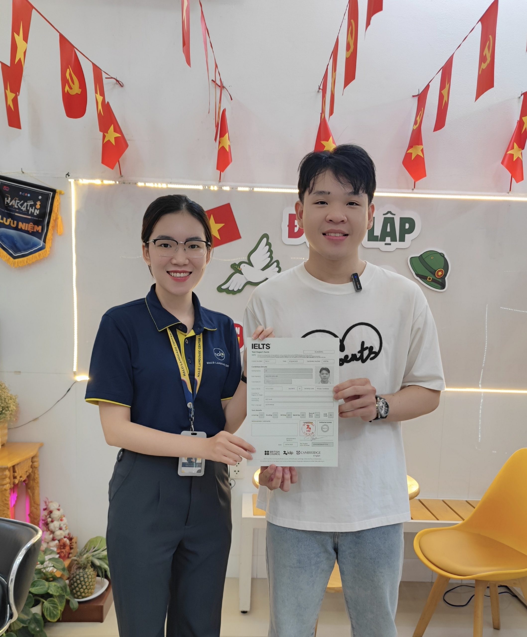 Hiếu Ân cùng tư vấn viên Halo